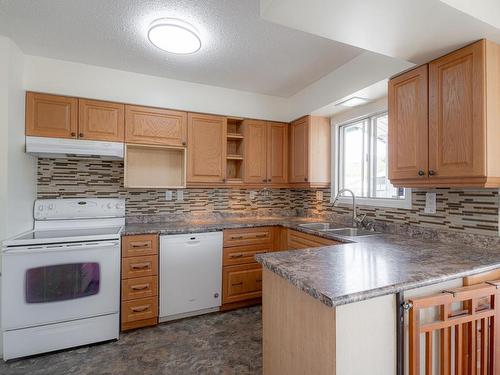 925 Alhambra Drive, Kamloops, BC - Indoor Photo Showing Kitchen With Double Sink