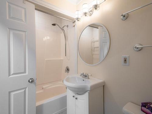 925 Alhambra Drive, Kamloops, BC - Indoor Photo Showing Bathroom