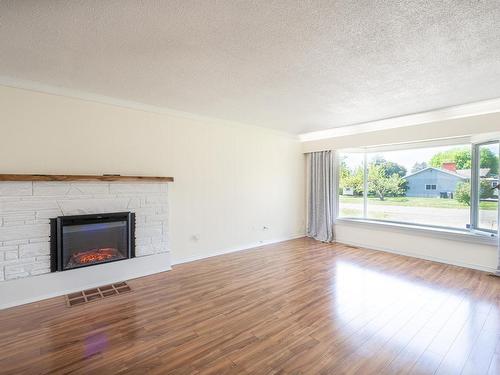 925 Alhambra Drive, Kamloops, BC - Indoor Photo Showing Living Room With Fireplace