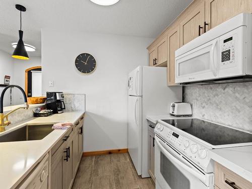44-6005 Valley Drive, Sun Peaks, BC - Indoor Photo Showing Kitchen