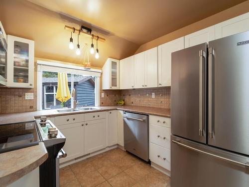 2599 Qu'Appelle Blvd, Kamloops, BC - Indoor Photo Showing Kitchen With Double Sink