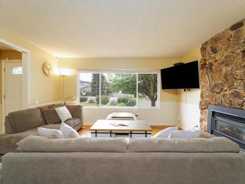 2599 Qu'Appelle Blvd, Kamloops, BC - Indoor Photo Showing Living Room With Fireplace