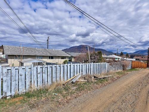 1057/1059 Lethbridge Ave, Kamloops, BC - Outdoor