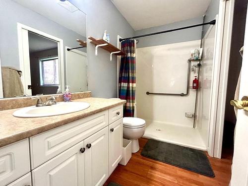 3998 Agate Bay Rd, Barriere, BC - Indoor Photo Showing Bathroom