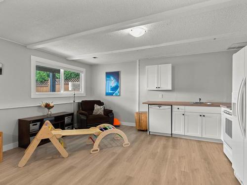 258 Monmouth Drive, Kamloops, BC - Indoor Photo Showing Kitchen