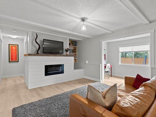 258 Monmouth Drive, Kamloops, BC - Indoor Photo Showing Living Room With Fireplace