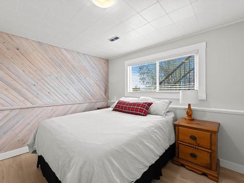 258 Monmouth Drive, Kamloops, BC - Indoor Photo Showing Bedroom