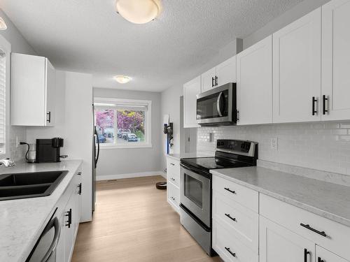 258 Monmouth Drive, Kamloops, BC - Indoor Photo Showing Kitchen With Double Sink