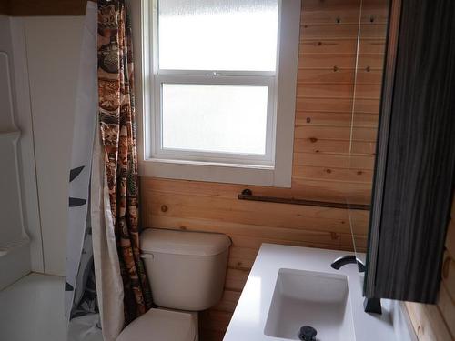 1706 Frontage Road, Clinton, BC - Indoor Photo Showing Bathroom