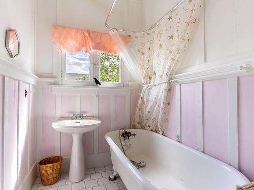602 Brink Street, Ashcroft, BC - Indoor Photo Showing Bathroom