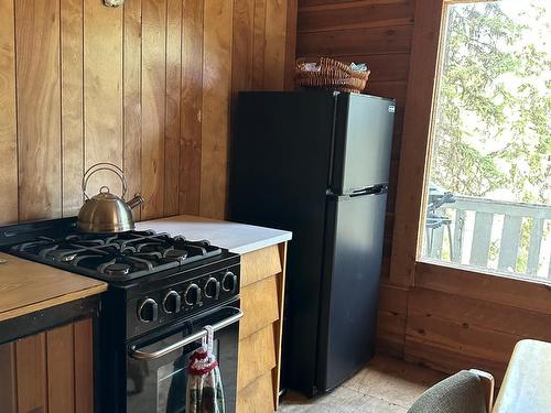 5653 Osprey Road W, Kamloops, BC - Indoor Photo Showing Kitchen