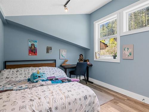 8156 Hwy #23 Highway, Revelstoke, BC - Indoor Photo Showing Bedroom