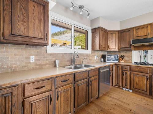 960 Augusta Court, Kelowna, BC - Indoor Photo Showing Kitchen With Double Sink