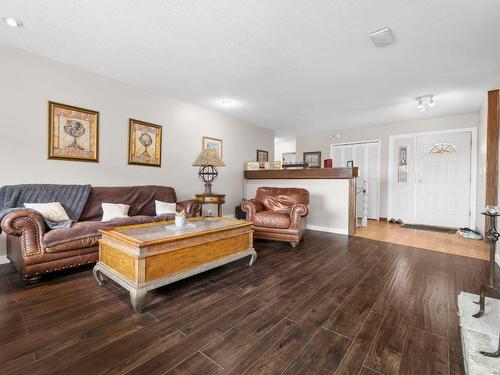 960 Augusta Court, Kelowna, BC - Indoor Photo Showing Living Room