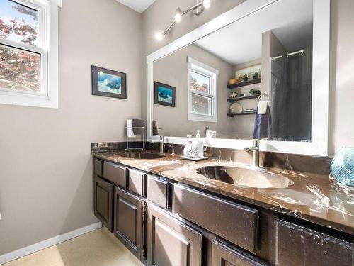 960 Augusta Court, Kelowna, BC - Indoor Photo Showing Bathroom