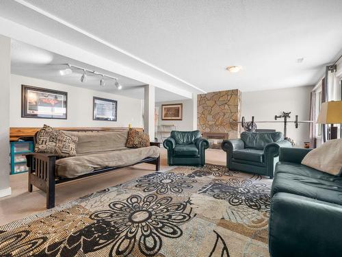 960 Augusta Court, Kelowna, BC - Indoor Photo Showing Living Room
