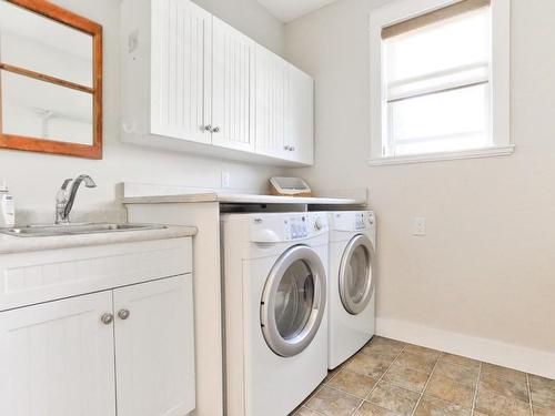 475 Swan Drive, Kelowna, BC - Indoor Photo Showing Laundry Room