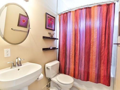 475 Swan Drive, Kelowna, BC - Indoor Photo Showing Bathroom