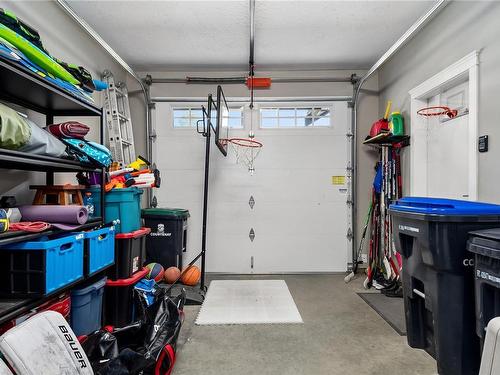 105-2077 20Th St, Courtenay, BC - Indoor Photo Showing Garage