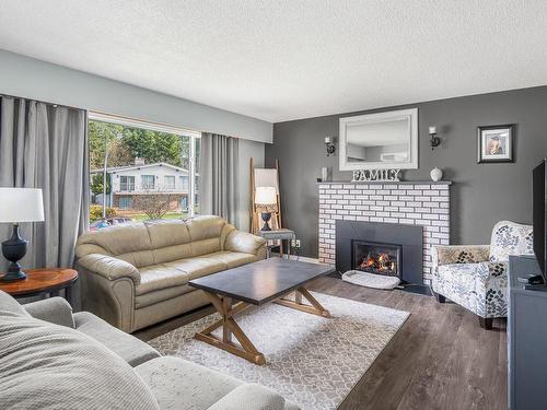 3688 Bishop Cres, Port Alberni, BC - Indoor Photo Showing Living Room With Fireplace