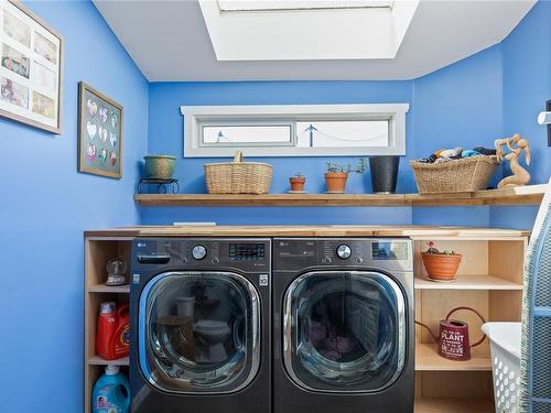 1290 Middlegate Rd, Errington, BC - Indoor Photo Showing Laundry Room
