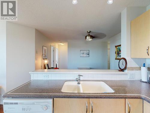 703 6659 Southoaks Crescent, Burnaby, BC - Indoor Photo Showing Kitchen