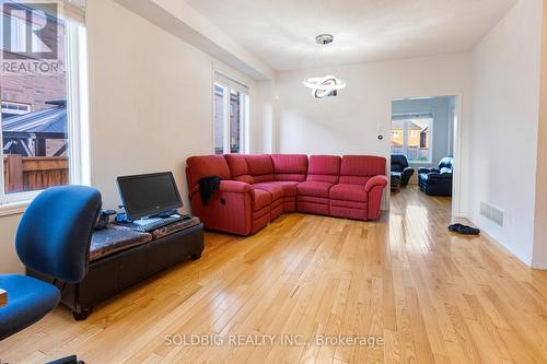 2425 Dress Circle Crescent, Oshawa, ON - Indoor Photo Showing Living Room