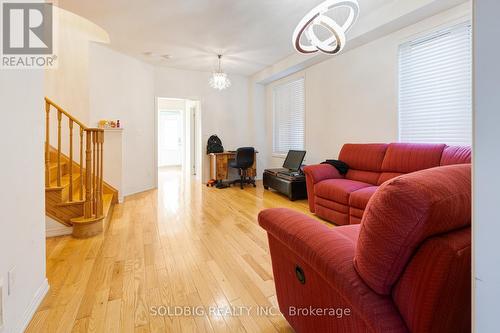 2425 Dress Circle Crescent, Oshawa, ON - Indoor Photo Showing Living Room