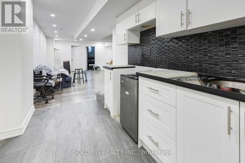 2425 Dress Circle Crescent, Oshawa, ON - Indoor Photo Showing Kitchen With Upgraded Kitchen