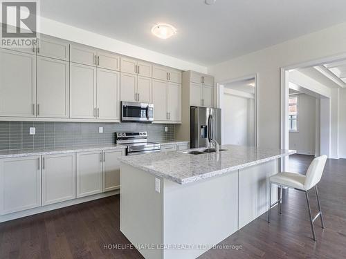 116 Weslock Crescent, Aurora, ON - Indoor Photo Showing Kitchen With Upgraded Kitchen