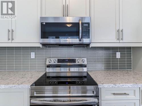 116 Weslock Crescent, Aurora, ON - Indoor Photo Showing Kitchen With Upgraded Kitchen