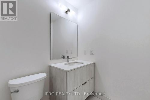 731 - 2 David Eyer Road N, Richmond Hill, ON - Indoor Photo Showing Bathroom