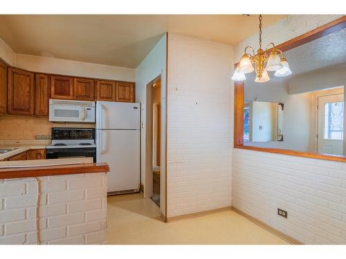 3171 Iris Crescent, Trail, BC - Indoor Photo Showing Kitchen