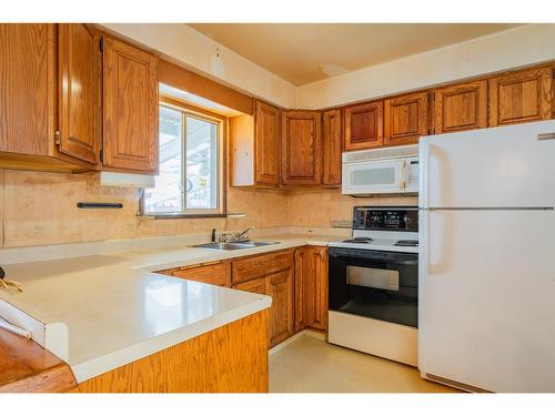 3171 Iris Crescent, Trail, BC - Indoor Photo Showing Kitchen With Double Sink