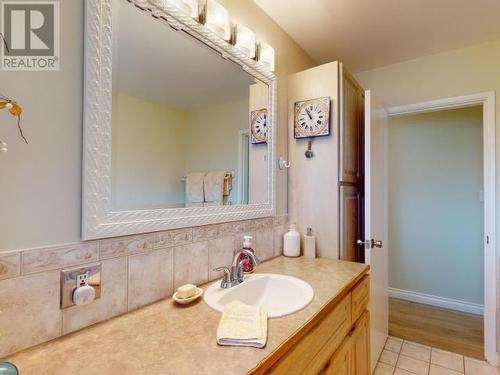 3828 Gordon Ave, Powell River, BC - Indoor Photo Showing Bathroom