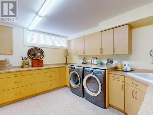 3828 Gordon Ave, Powell River, BC - Indoor Photo Showing Laundry Room