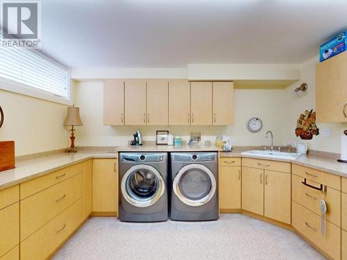 3828 Gordon Ave, Powell River, BC - Indoor Photo Showing Laundry Room