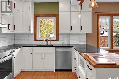 441 Leopold Crescent, Regina, SK - Indoor Photo Showing Kitchen With Stainless Steel Kitchen With Upgraded Kitchen