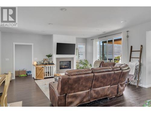 1185 Sunnyside Road, West Kelowna, BC - Indoor Photo Showing Living Room With Fireplace