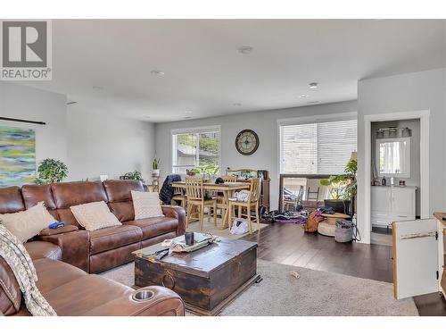 1185 Sunnyside Road, West Kelowna, BC - Indoor Photo Showing Living Room