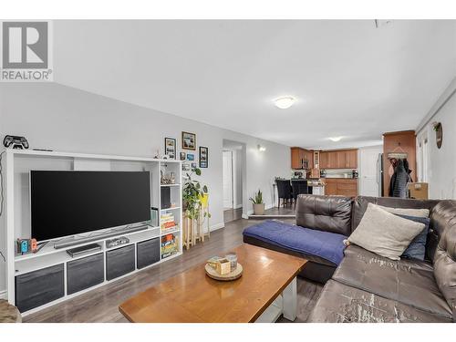 1185 Sunnyside Road, West Kelowna, BC - Indoor Photo Showing Living Room