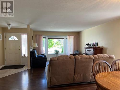 102 1St Street, Vernon, BC - Indoor Photo Showing Living Room