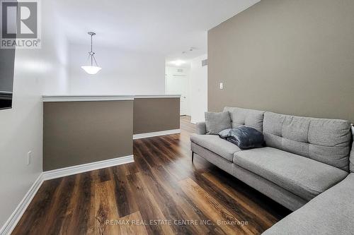 7741 Shaw Street, Niagara Falls, ON - Indoor Photo Showing Living Room