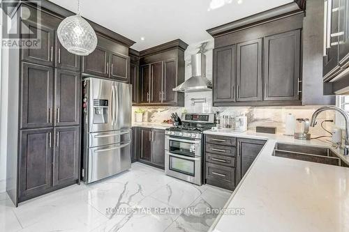 1409 Lormel Gate Avenue, Innisfil, ON - Indoor Photo Showing Kitchen With Double Sink With Upgraded Kitchen