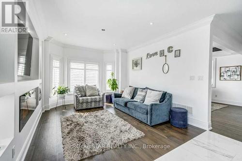 1409 Lormel Gate Avenue, Innisfil, ON - Indoor Photo Showing Living Room