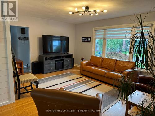 163 Clapperton Street N, Barrie, ON - Indoor Photo Showing Living Room