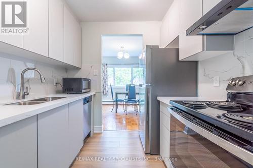 60 - 79 Driftwood Avenue, Toronto, ON - Indoor Photo Showing Kitchen With Double Sink