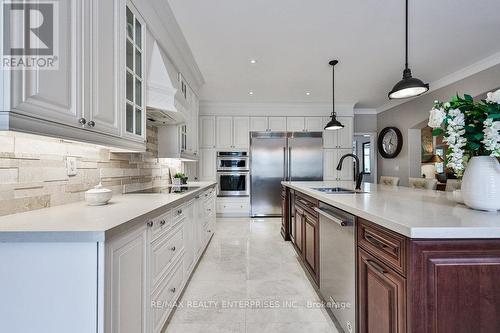 598 Gladwyne Court, Mississauga, ON - Indoor Photo Showing Kitchen With Upgraded Kitchen