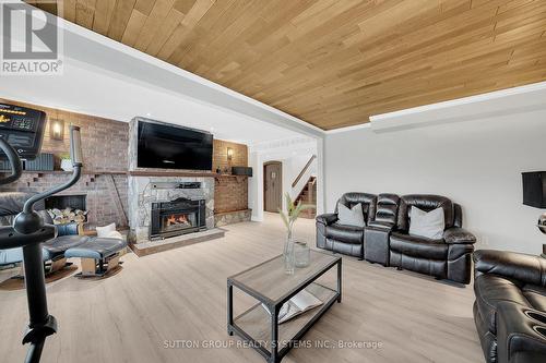 5622 Appleby Line, Burlington, ON - Indoor Photo Showing Living Room With Fireplace
