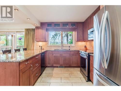 5086 Weiss Court, Kelowna, BC - Indoor Photo Showing Kitchen With Upgraded Kitchen
